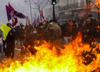 Disturbios en París tras una manifestación en rechazo por el tiroteo racista en el que murieron tres kurdos