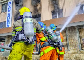 VIDEO | Registran incendio en una ferretería ubicada en el Centro Histórico, San Salvador