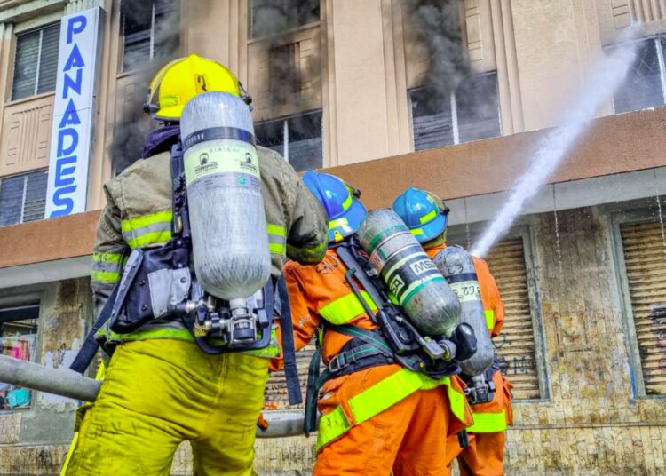 VIDEO | Registran incendio en una ferretería ubicada en el Centro Histórico, San Salvador