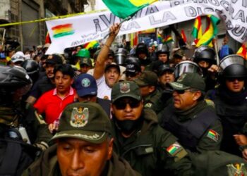 Paro en Bolivia cierra con choques entre policías y civiles