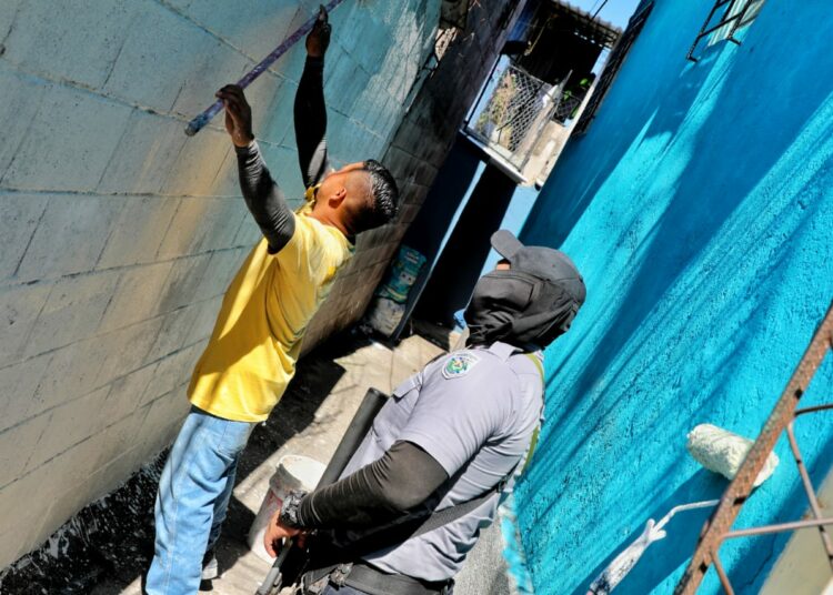 FOTOS | Reos en fase de confianza eliminan grafitis en Soyapango