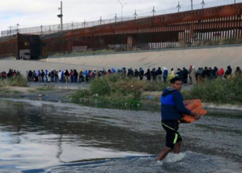 Declaran el estado de emergencia en una ciudad fronteriza de EE.UU. por la afluencia de migrantes desde México