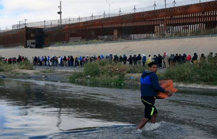 Declaran el estado de emergencia en una ciudad fronteriza de EE.UU. por la afluencia de migrantes desde México