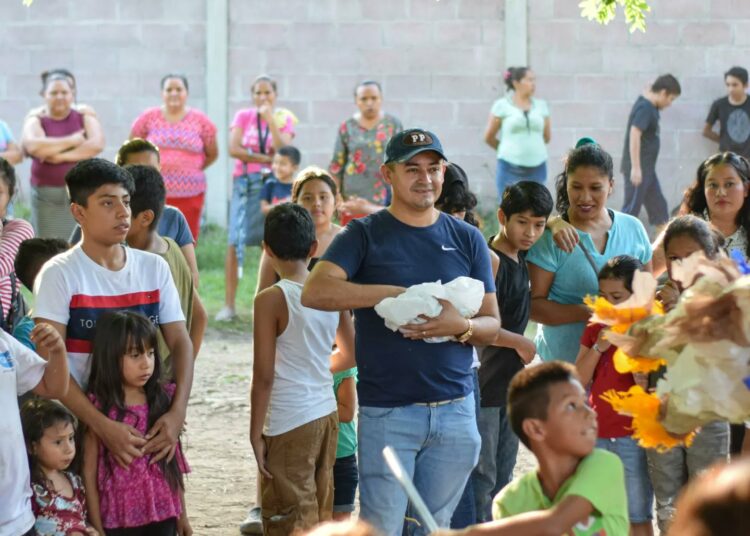 Diputados llevan regalos y diversión ha habitantes de comunidades en todo el país
