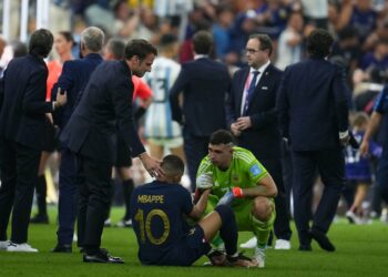 El conmovedor gesto de consuelo de Macron y el ‘Dibu’ Martínez con Mbappé tras la derrota en Qatar 2022