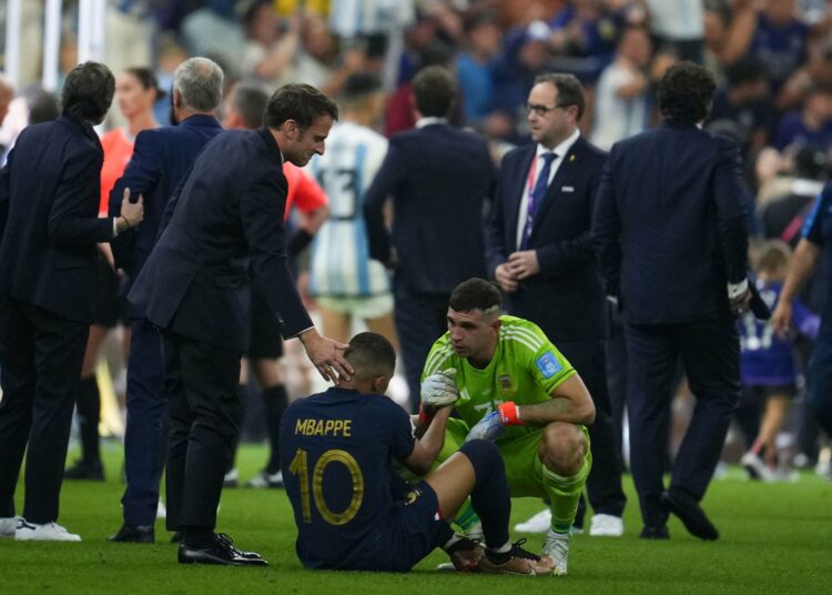 El conmovedor gesto de consuelo de Macron y el ‘Dibu’ Martínez con Mbappé tras la derrota en Qatar 2022