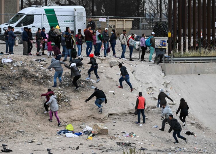 Corte Suprema de EE.UU. mantiene vigente el Título 42 que permite expulsar a los migrantes a México