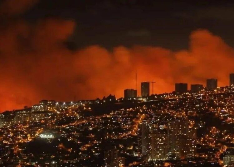 (VIDEOS) Chile declara estado de catástrofe por incendio en Viña del Mar