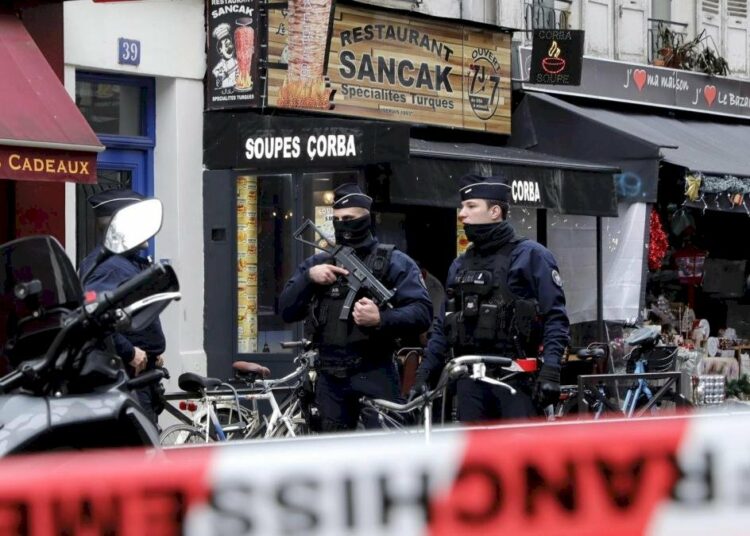 Un tiroteo en un concurrido barrio dejó tres fallecidos y cuatro heridos en Paris, Francia