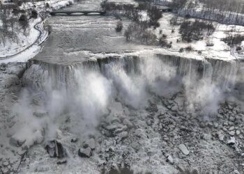 Las cataratas del Niágara medio congeladas luego de la tormenta invernal