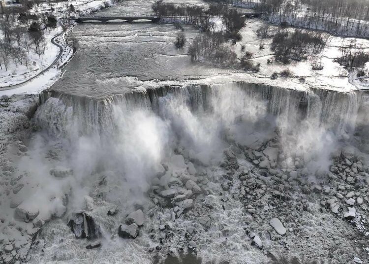 Las cataratas del Niágara medio congeladas luego de la tormenta invernal