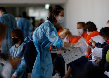 Casi la mitad de pasajeros que llegan de China a Italia dan positivo para Covid