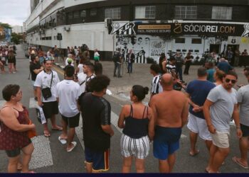 Fanáticos de Pelé se apostaron a las afueras del hospital para despedir al tricampeón mundial de fútbol