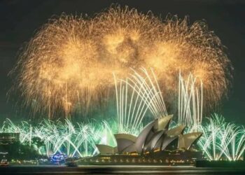 Fuegos artificiales y gente en las calles: el mundo recibe el 2023