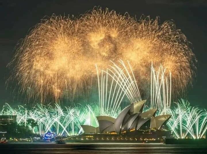 Fuegos artificiales y gente en las calles: el mundo recibe el 2023