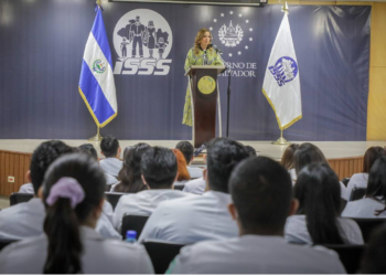Gobierno fortalece servicio de atención en el ISSS con la capacitación de médicos residentes