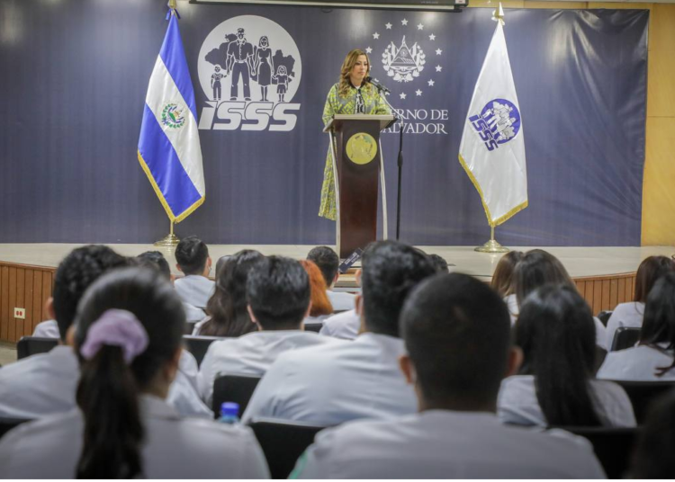 Gobierno fortalece servicio de atención en el ISSS con la capacitación de médicos residentes