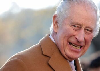 (VIDEO) Lanzan huevos a Carlos III por segunda vez en menos de un mes