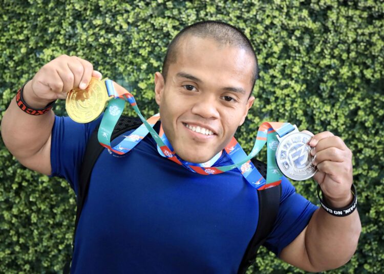 Herbert Aceituno volvió al país con medallas de oro y plata