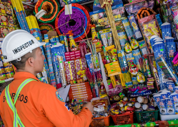 Bomberos inspeccionan puestos de venta de productos pirotécnicos en Santa Tecla
