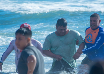 Rescatan a tres personas en la playa El Majahual