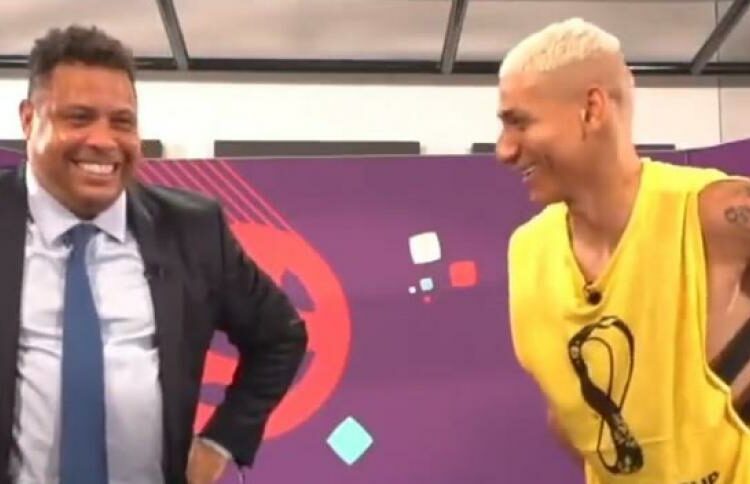 Richarlison le enseñó a bailar la “Danza de la paloma” a Ronaldo tras el triunfo de Brasil