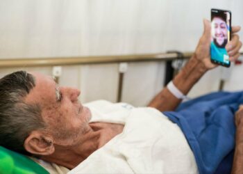 VIDEO – FOTOS | MINSAL conecta por videollamada a pacientes hospitalizados con familiares en vísperas de Navidad