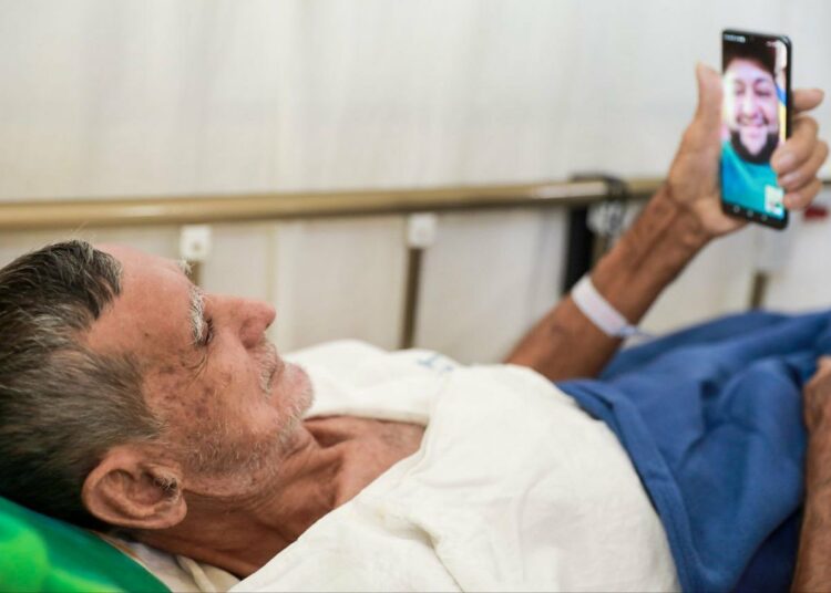 VIDEO – FOTOS | MINSAL conecta por videollamada a pacientes hospitalizados con familiares en vísperas de Navidad