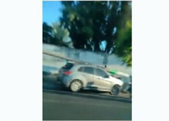 Vehículo choca contra un poste al perder el control en San Salvador