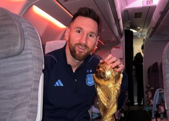 La selección de Argentina parte rumbo a su país con la Copa del Mundo