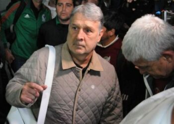 (VIDEOS) “Tata” Martino llega a México y es recibido con reproches y reclamos de parte de aficionados y de la prensa
