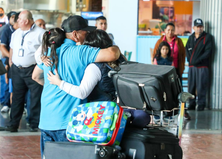A pocas horas de Fin de Año continúan llegando salvadoreños y extranjeros al aeropuerto