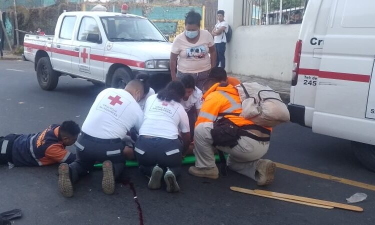 Una mujer lesionada tras ser atropellada por un motociclista