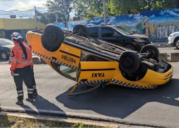 Accidente de tránsito deja un taxi volcado en alameda Juan Pablo II