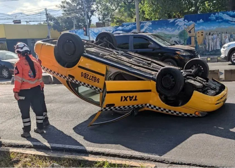 Accidente de tránsito deja un taxi volcado en alameda Juan Pablo II