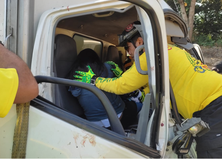 Mujer queda atrapada entre los hierros retorcidos de un camión tras sufrir grave accidente de tránsito