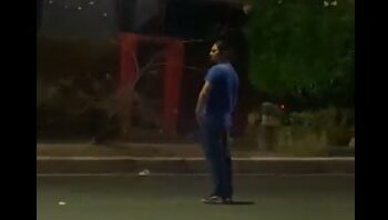 Joven en aparente estado de ebriedad se lanza sobre un vehículo en la Zona Rosa