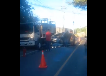 VIDEO | Persona queda atrapada entre los hierros tras grave accidente