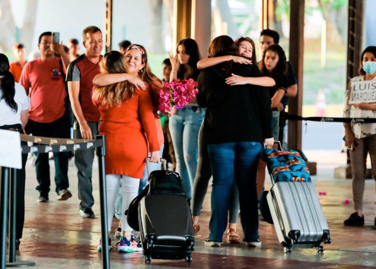 A pocas horas de la Nochebuena continúan llegando salvadoreños y extranjeros al aeropuerto