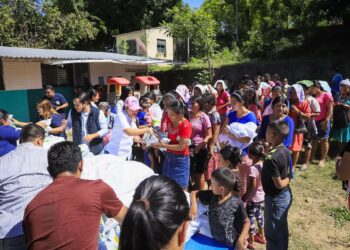 Diputados entregan insumos de primera necesidad y clausuran curso de producción avícola