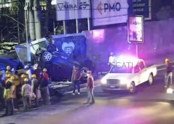 VIDEO | Auto a toda velocidad se estrella contra el muro del centro comercial Las Cascadas