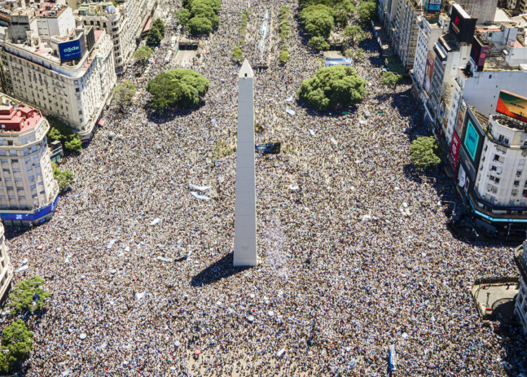 La caravana de la selección argentina recorre Buenos Aires entre el furor y las lágrimas