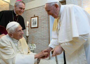El arzobispo Georg Gänswein aseguró que Benedicto XVI “se apaga lenta y serenamente”