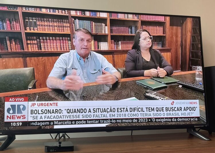 Jair Bolsonaro se despidió de la presidencia de Brasil entre lágrimas y pidió que no haya violencia