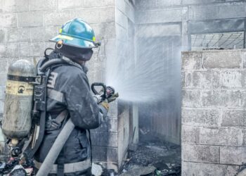 Incendio deja cinco lesionados y daños en una vivienda de Ciudad Merliot, Santa Tecla