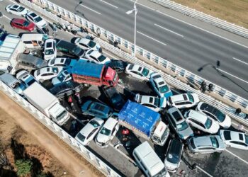 Un choque múltiple en un puente de China dejó un muerto y más de 200 vehículos atascados bajo una intensa niebla