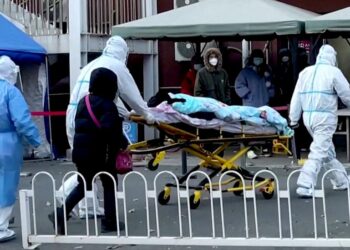 China comunica las primeras dos muertes por COVID en semanas, mientras crecen las dudas sobre las cifras