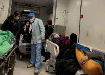 Crece el colapso en hospitales y crematorios en China por el rebrote de COVID y el mundo toma medidas de prevención