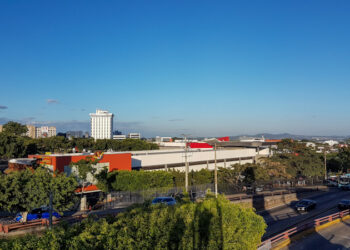 Ambiente cálido, cielo medio nublado, sin posibilidades de lluvia