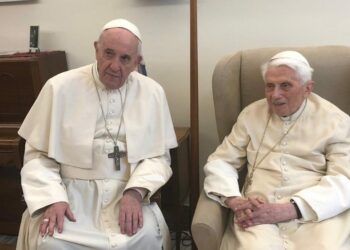 El papa Francisco pide orar por Benedicto XVI, que «está muy enfermo»